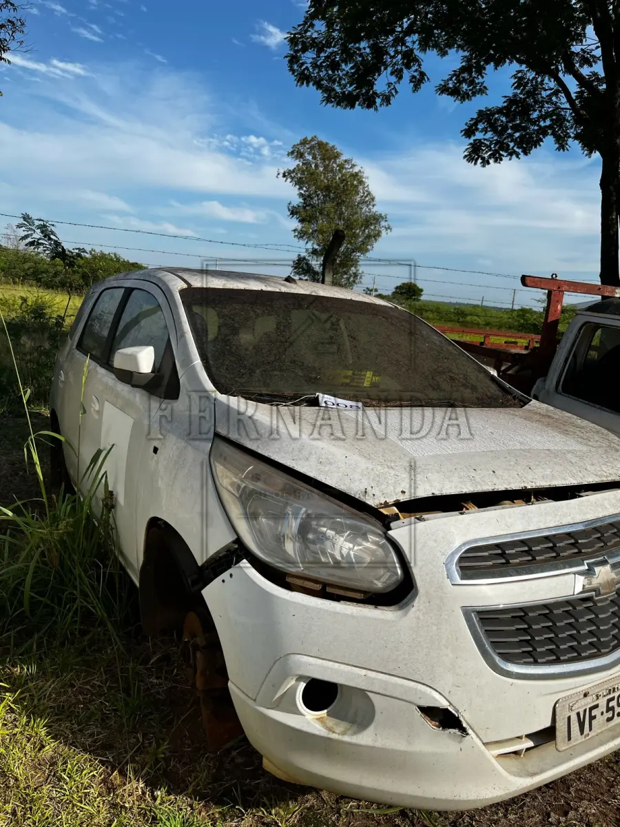 LOTE 008 - Automóvel GM/Spin 1.8 MT LT, ano/modelo 2013/2014, placas IVF5953. Avaliado em R$ 3.000,00.