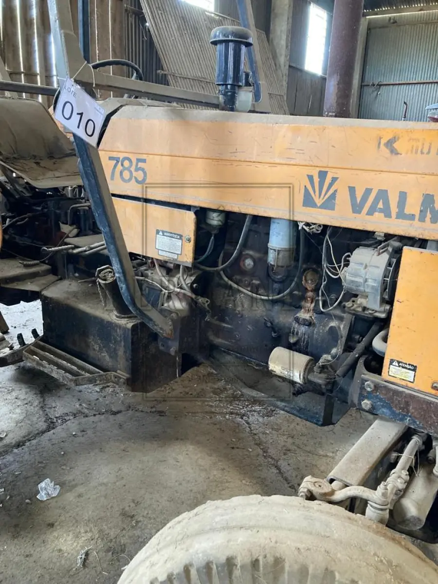 LOTE 010 - Trator Valmet M.A., ano 1993, placa IHO1809. Avaliado em R$2.150,00.