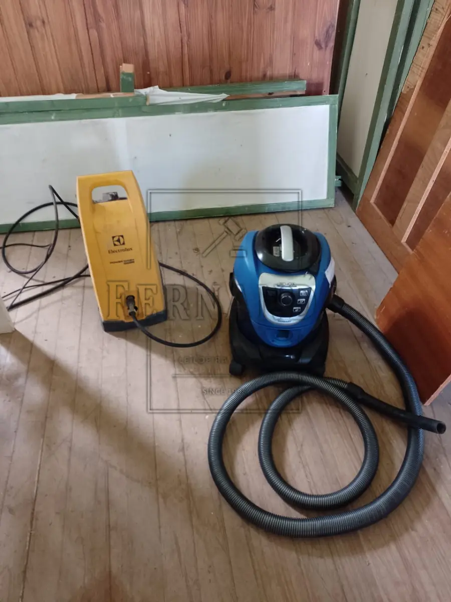LOTE 002 - Material mobiliário e eletrônico. Aspirador de pó, berços, cadeiras, estufas, estantes, lava-jato, mesas, e outros. Avaliado em R$ 350,00.