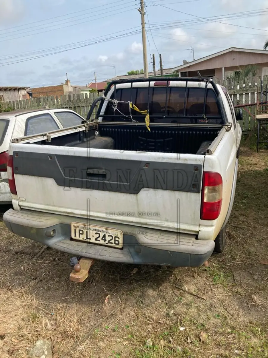 LOTE 001 - Veículo GM S10, ano 08/09, 4 portas, branca, placa IPL2426. Avaliado em R$ 10.453,00.