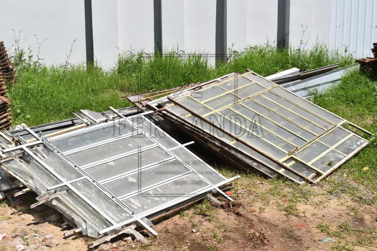 LOTE 018 - Lote de sucatas de calhas e janelas basculantes. Avaliado em R$ 300,00.
