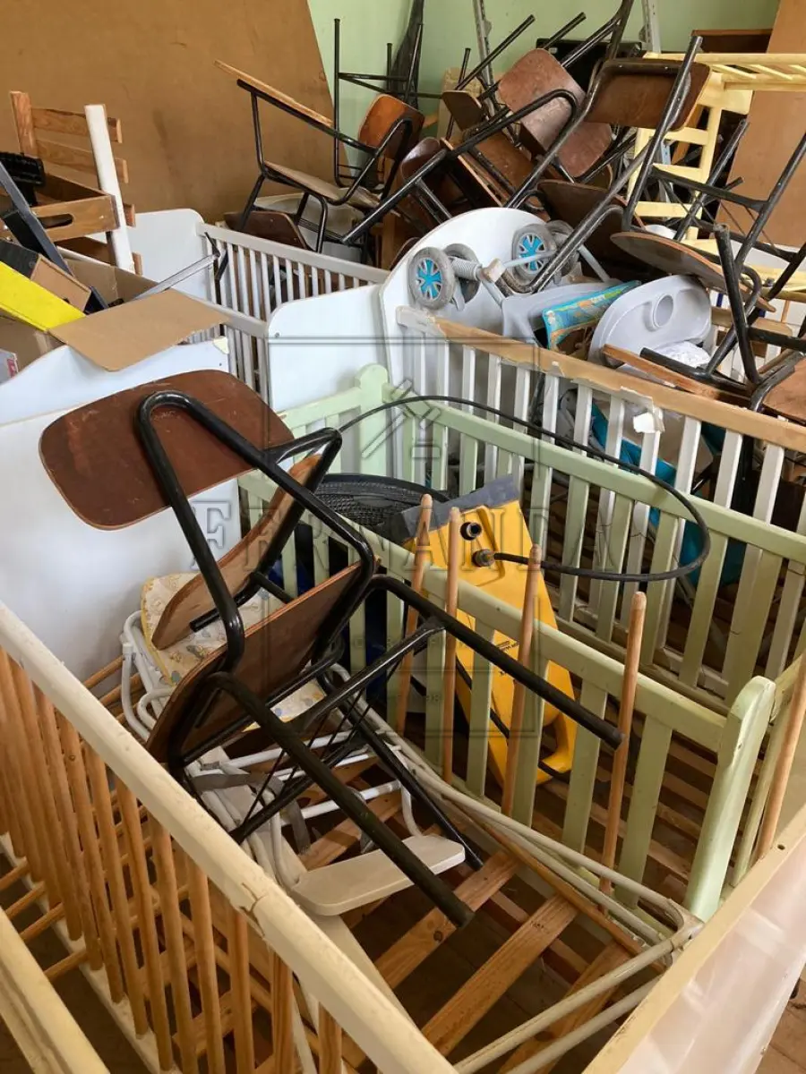 LOTE 002 - Material mobiliário e eletrônico. Aspirador de pó, berços, cadeiras, estufas, estantes, lava-jato, mesas, e outros. Avaliado em R$ 350,00.