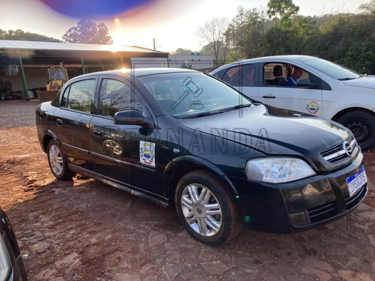 LOTE 003 - Astra Sedan/Elegance, GM, ano/modelo 2005/2006, cor preta, motor 2.0, 128cv, álcool/gasolina, placa IMS 0J95, em circulação. Avaliado em R$ 12.100,00.