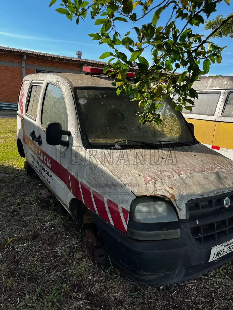 LOTE 011 - Ambulância Fiat/Doblo Cargo TH, ano/modelo 2005, placas IMO2046. Avaliada em R$ 3.000,00.