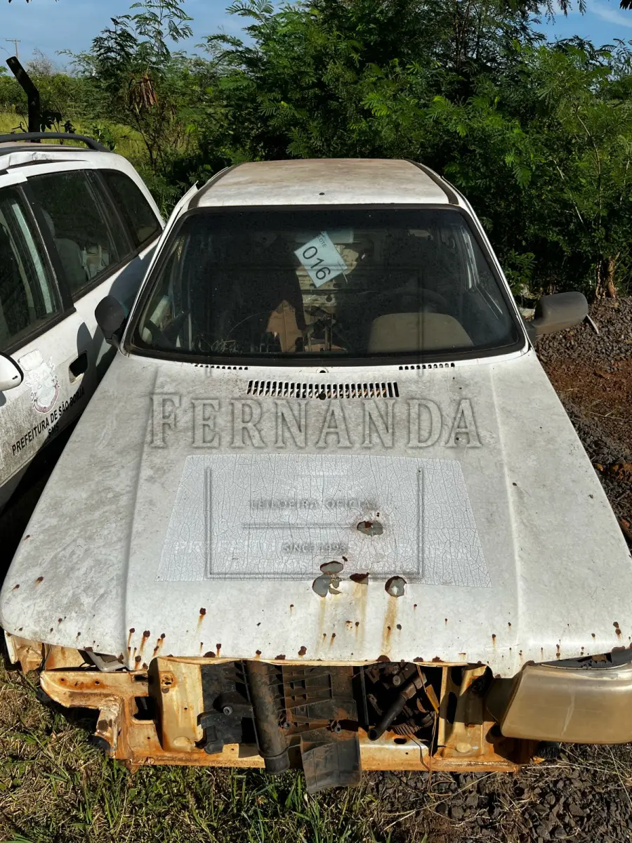LOTE 016 - Automóvel Fiat/ Uno Mille Economy, ano/modelo 2008/2009, placas IPK7176. Avaliado em R$ 400,00.