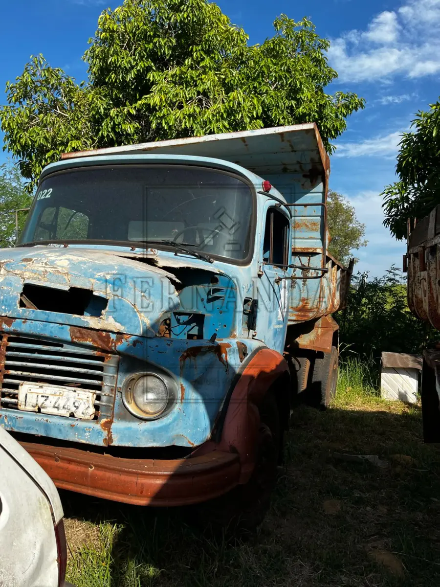 LOTE 015 - Caminhão Mercebes Benz LK1113, ano de fabricação 1980, placas IJZ4492. Avaliado em R$ 1.500,00.