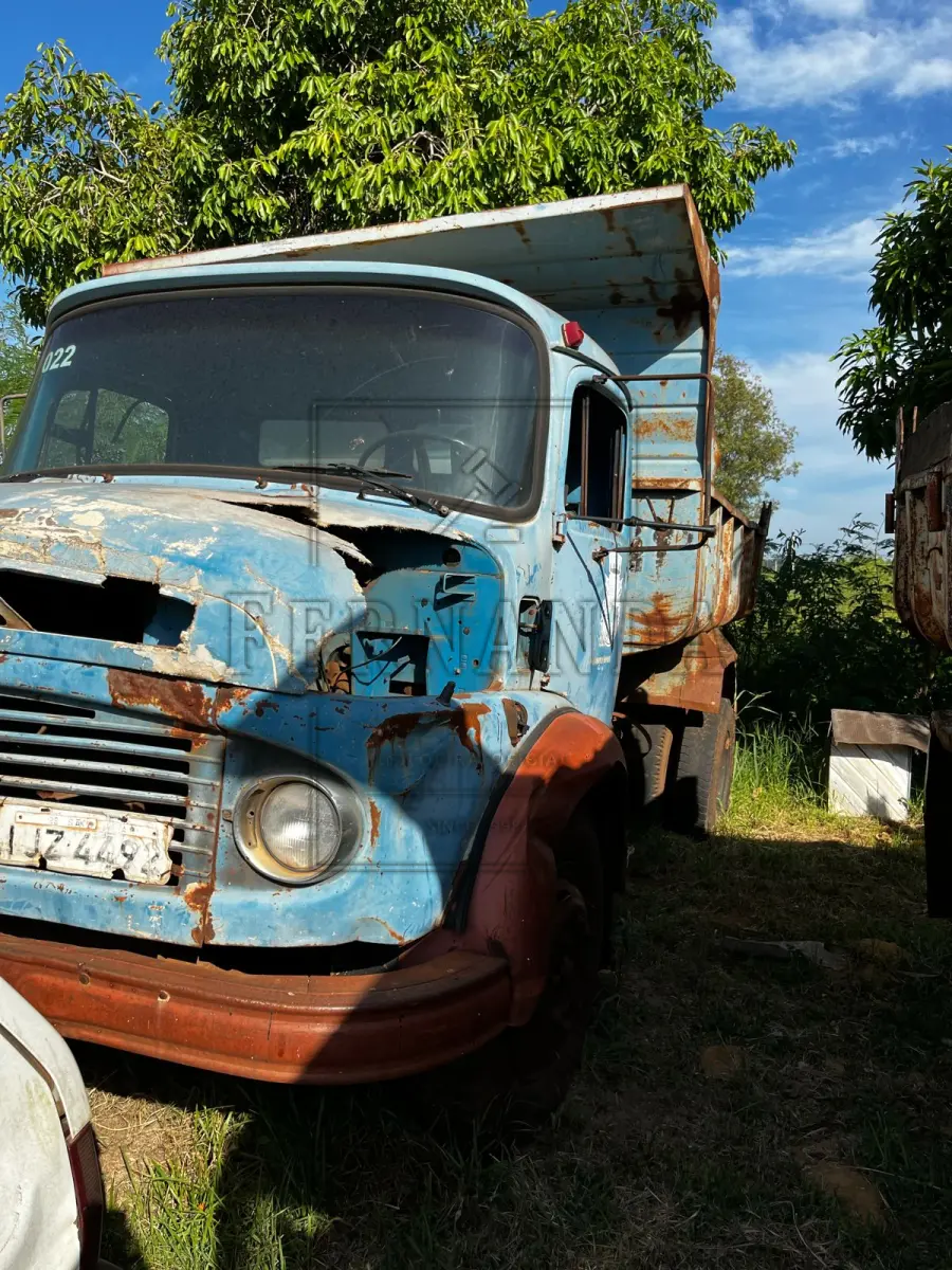 LOTE 015 - Caminhão Mercebes Benz LK1113, ano de fabricação 1980, placas IJZ4492. Avaliado em R$ 1.500,00.