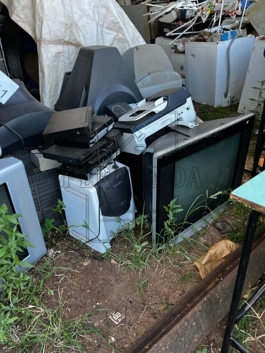 LOTE 041 - Sucatas eletrônicas diversas. Avaliado em R$ 500,00.