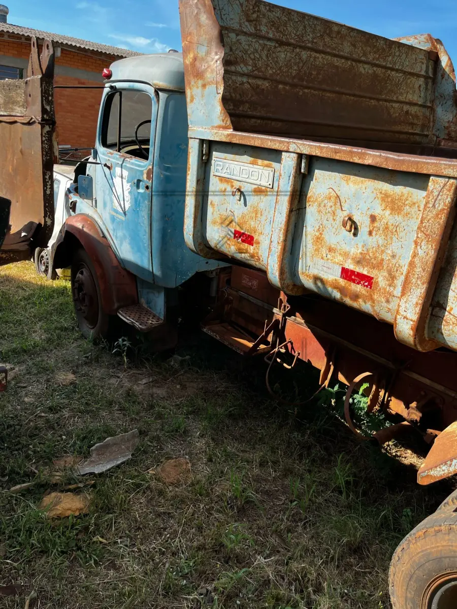 LOTE 015 - Caminhão Mercebes Benz LK1113, ano de fabricação 1980, placas IJZ4492. Avaliado em R$ 1.500,00.