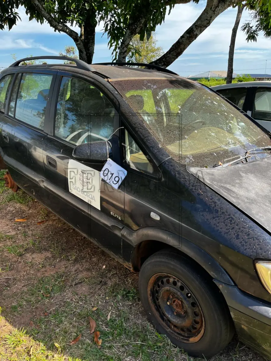 LOTE 019 - Automóvel SUV GM/ Zafira Elite 2.0, ano/modelo 2006, placas ING6045. Avaliado em R$ 3.500,00.