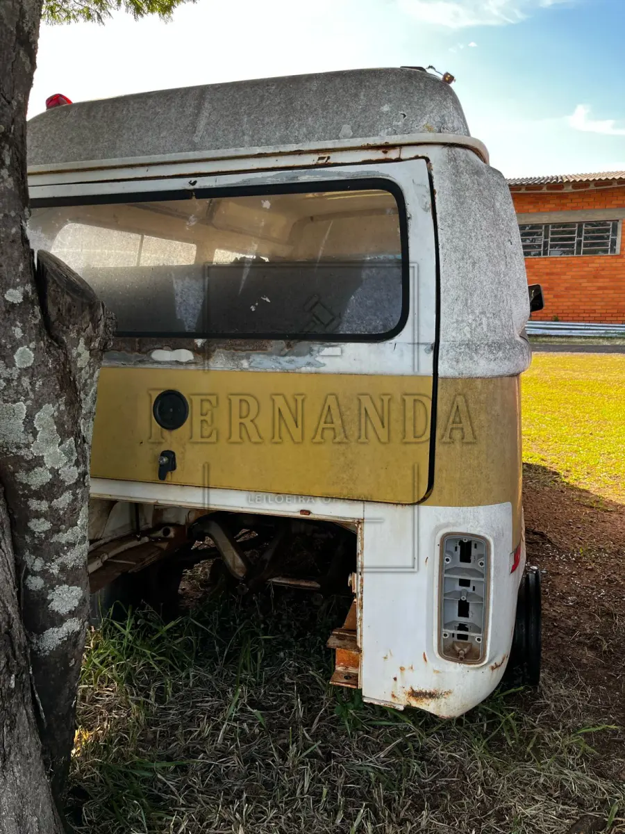 LOTE 010 - Automóvel Volkswagen Kombi (escolar), ano/modelo 2002/2003, placas ILI8260. Avaliada em R$ 650,00.