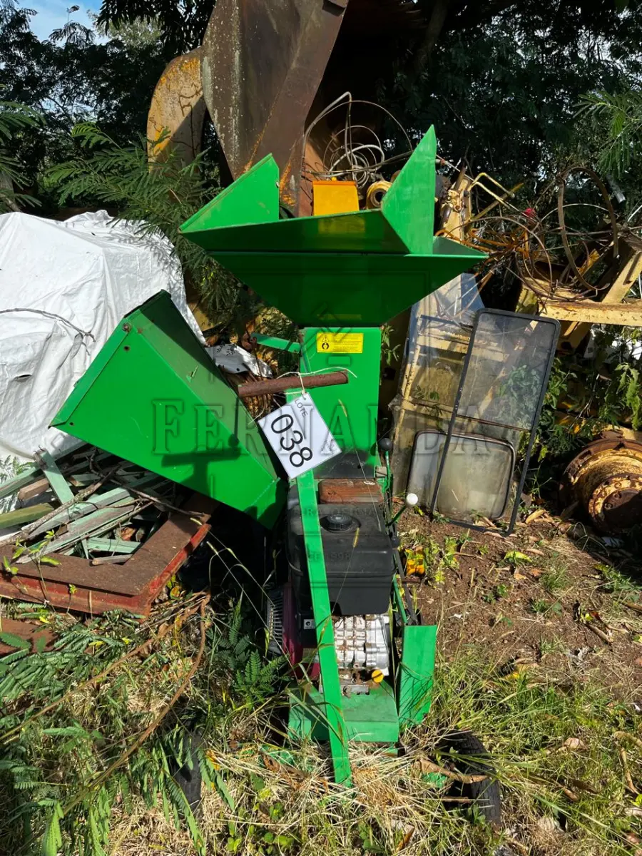 LOTE 038 - Uma máquina de triturar resíduos Tr500G. Avaliada em R$ 300,00.