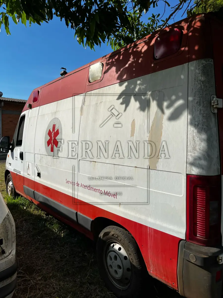LOTE 013 - Ambulância (SAMU) Fiat/Ducato MC2.3 16V, ano/modelo 2010/2011, placas IRF0084. Avaliada em R$ 9.000,00.