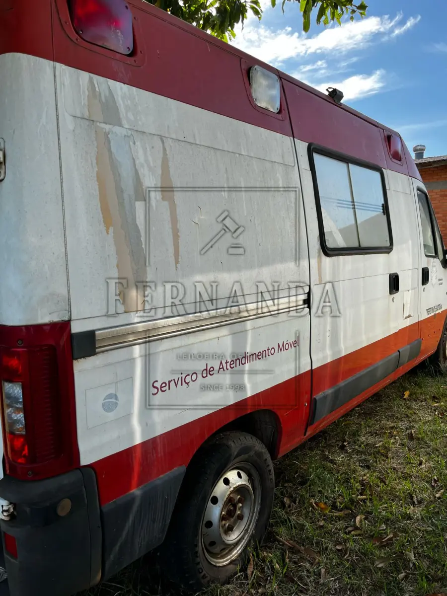 LOTE 013 - Ambulância (SAMU) Fiat/Ducato MC2.3 16V, ano/modelo 2010/2011, placas IRF0084. Avaliada em R$ 9.000,00.