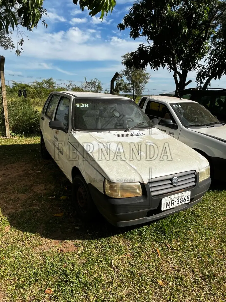 LOTE 021 - Automóvel Fiat/ Uno Mille Fire Flex, ano/modelo 2005, placas IMR3865. Avaliado em R$ 2.500,00.