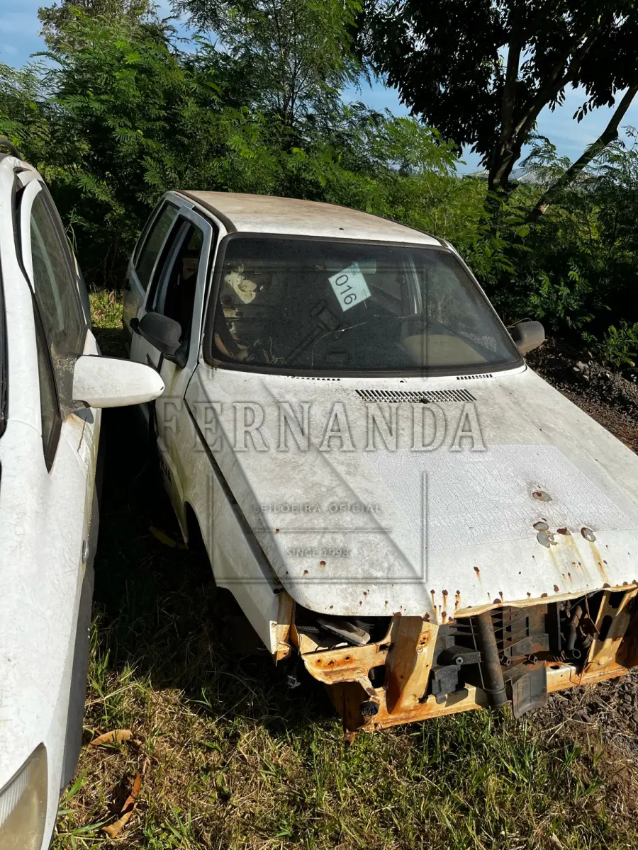 LOTE 016 - Automóvel Fiat/ Uno Mille Economy, ano/modelo 2008/2009, placas IPK7176. Avaliado em R$ 400,00.
