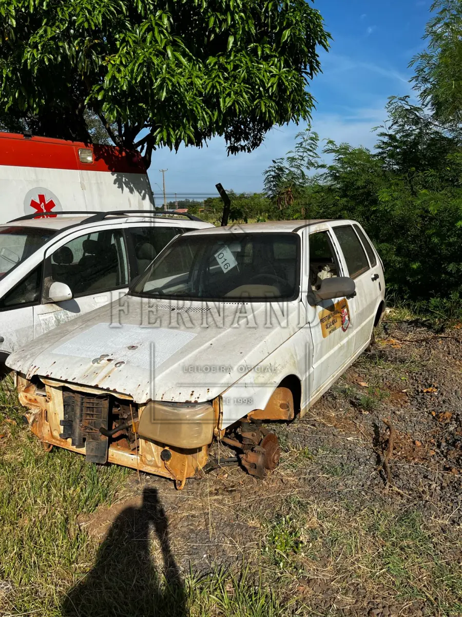 LOTE 016 - Automóvel Fiat/ Uno Mille Economy, ano/modelo 2008/2009, placas IPK7176. Avaliado em R$ 400,00.