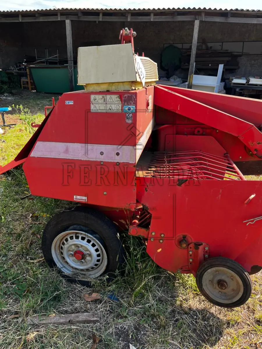 LOTE 037 - Uma máquina encilhadela Express – 4043. Avaliada em R$ 500,00.