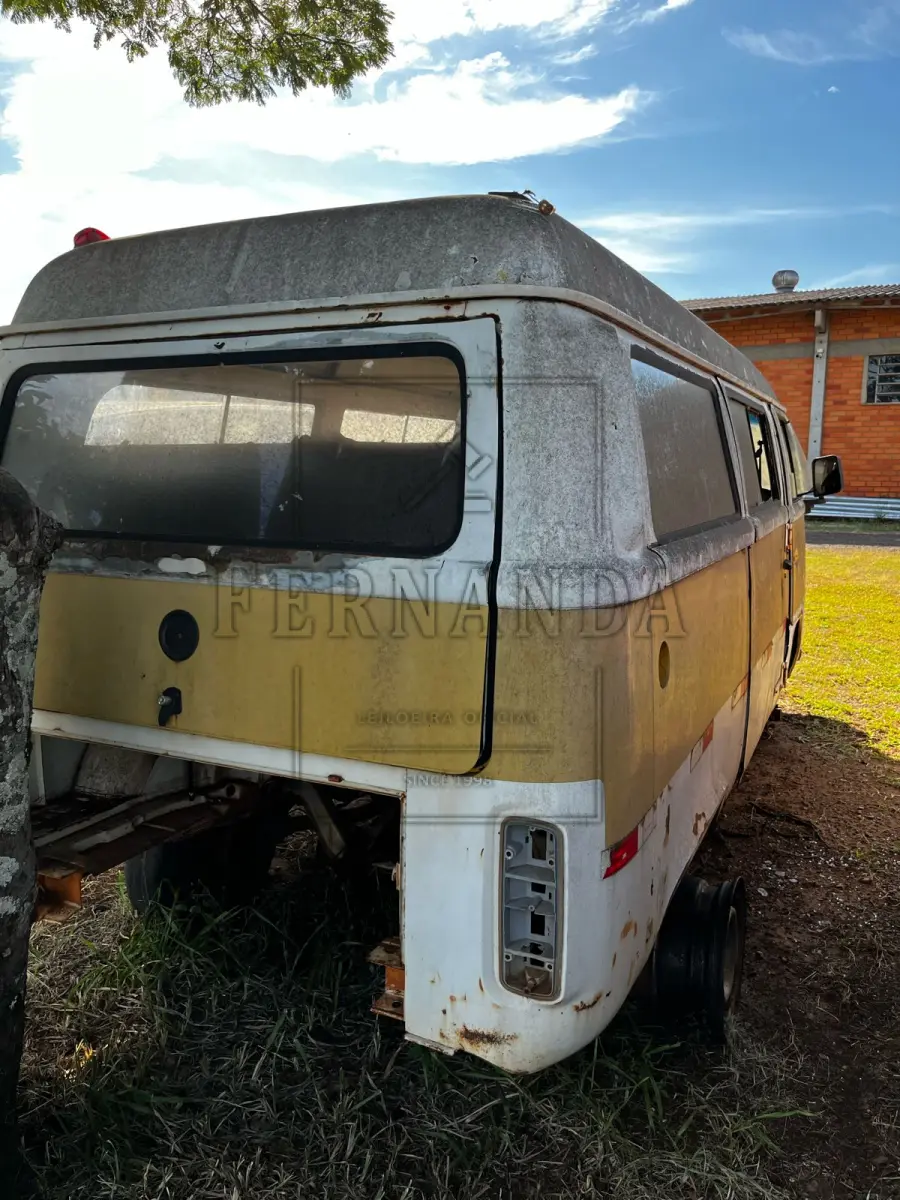 LOTE 010 - Automóvel Volkswagen Kombi (escolar), ano/modelo 2002/2003, placas ILI8260. Avaliada em R$ 650,00.
