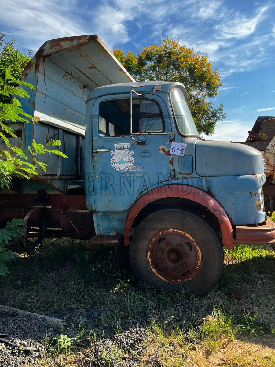 LOTE 015 - Caminhão Mercebes Benz LK1113, ano de fabricação 1980, placas IJZ4492. Avaliado em R$ 1.500,00.
