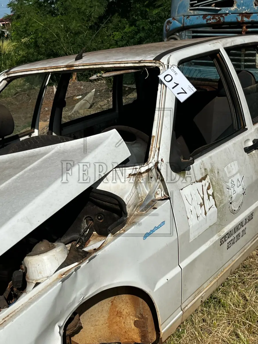 LOTE 017 - Automóvel Fiat/ Uno Mille Economy, ano/modelo 2010/2011, placas IRC9403. Avaliado em R$ 500,00.