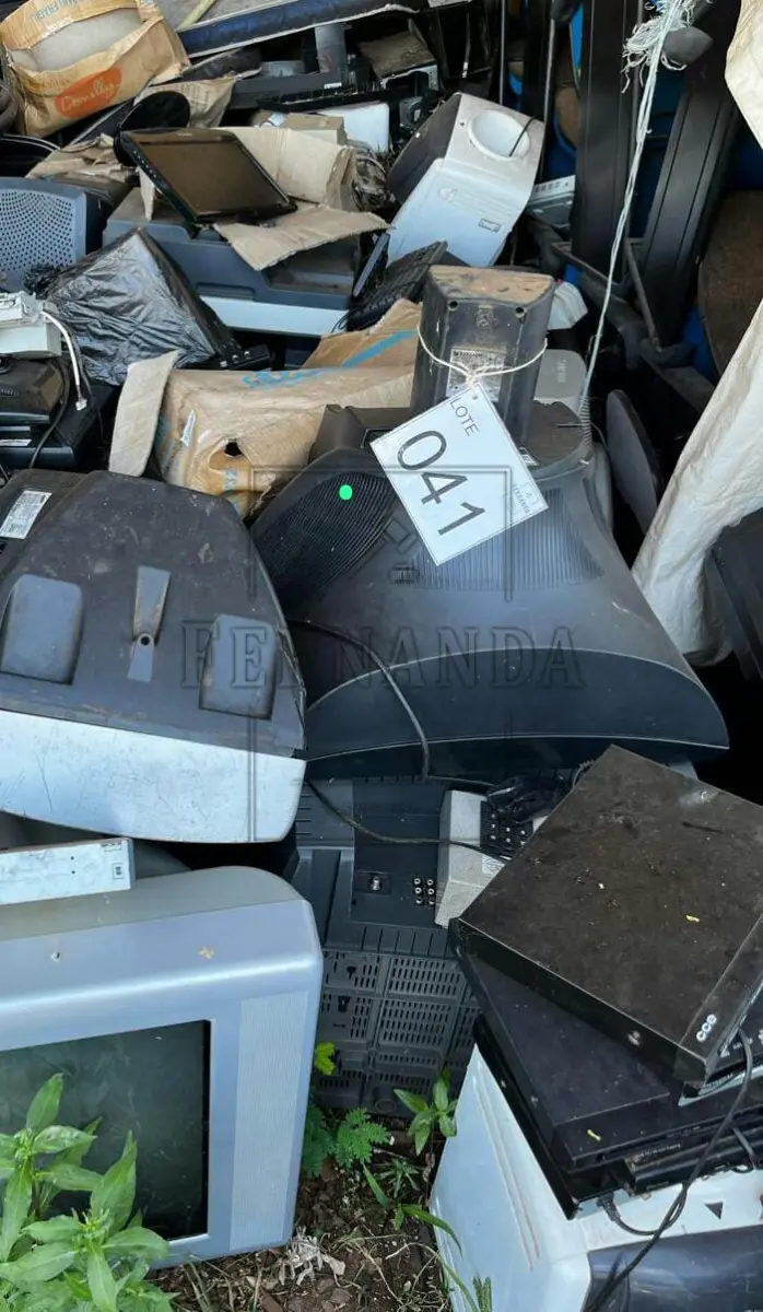 LOTE 041 - Sucatas eletrônicas diversas. Avaliado em R$ 500,00.