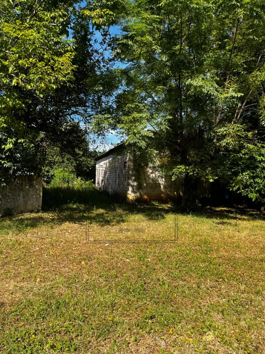 LOTE 023 - Imóvel Matrícula n° 4.496. OBS.: O IMÓVEL POSSUI ÁREA CONSTRUÍDA NÃO AVERBADA NO CARTÓRIO DE REGISTRO DE IMÓVEIS. Avaliado em R$ 980.000,00.