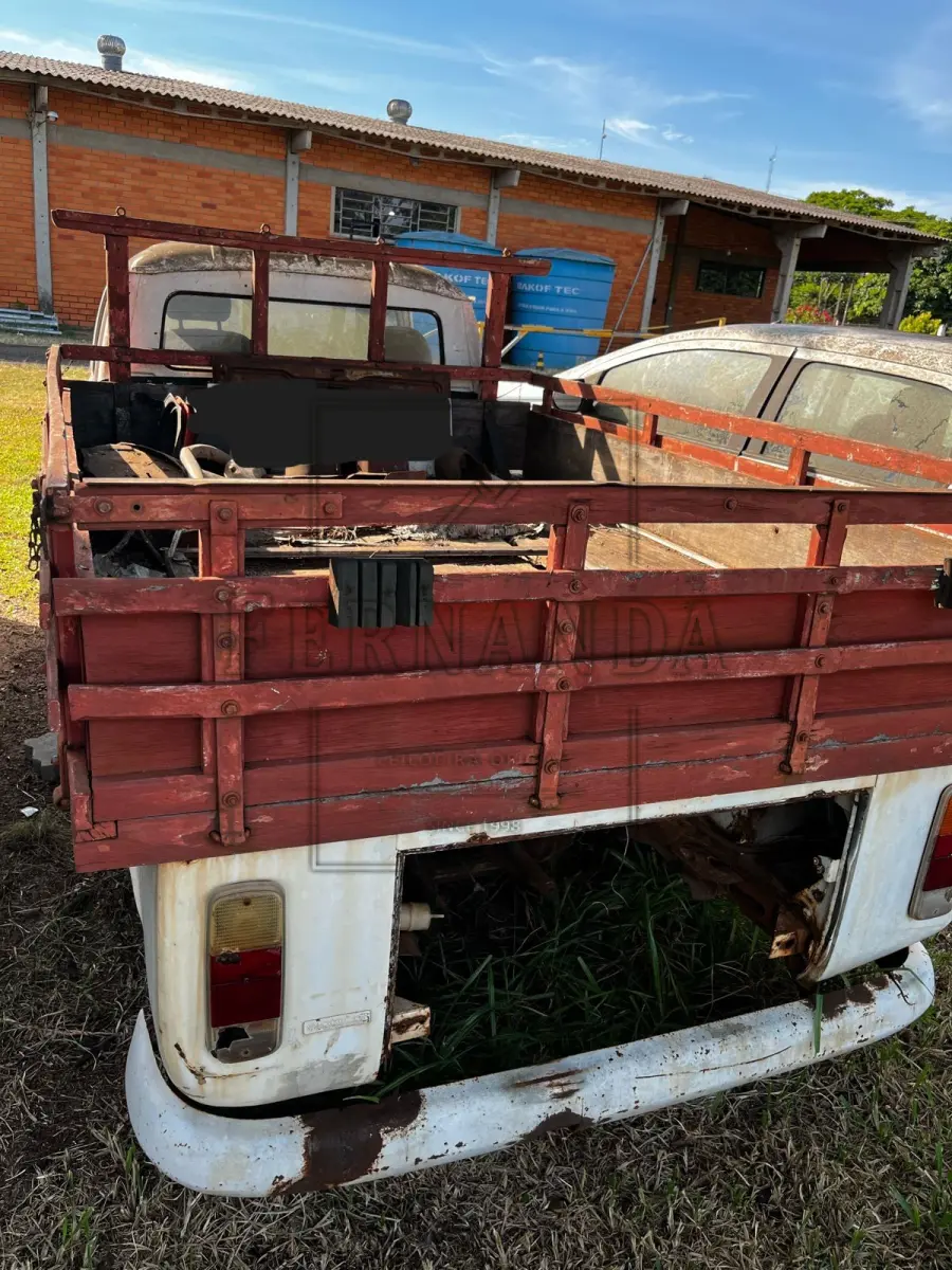 LOTE 009 - Automóvel Pick Up Wolkswagen/ Kombi, ano/modelo 1985, placas IJI6942. Avaliada em R$ 750,00.