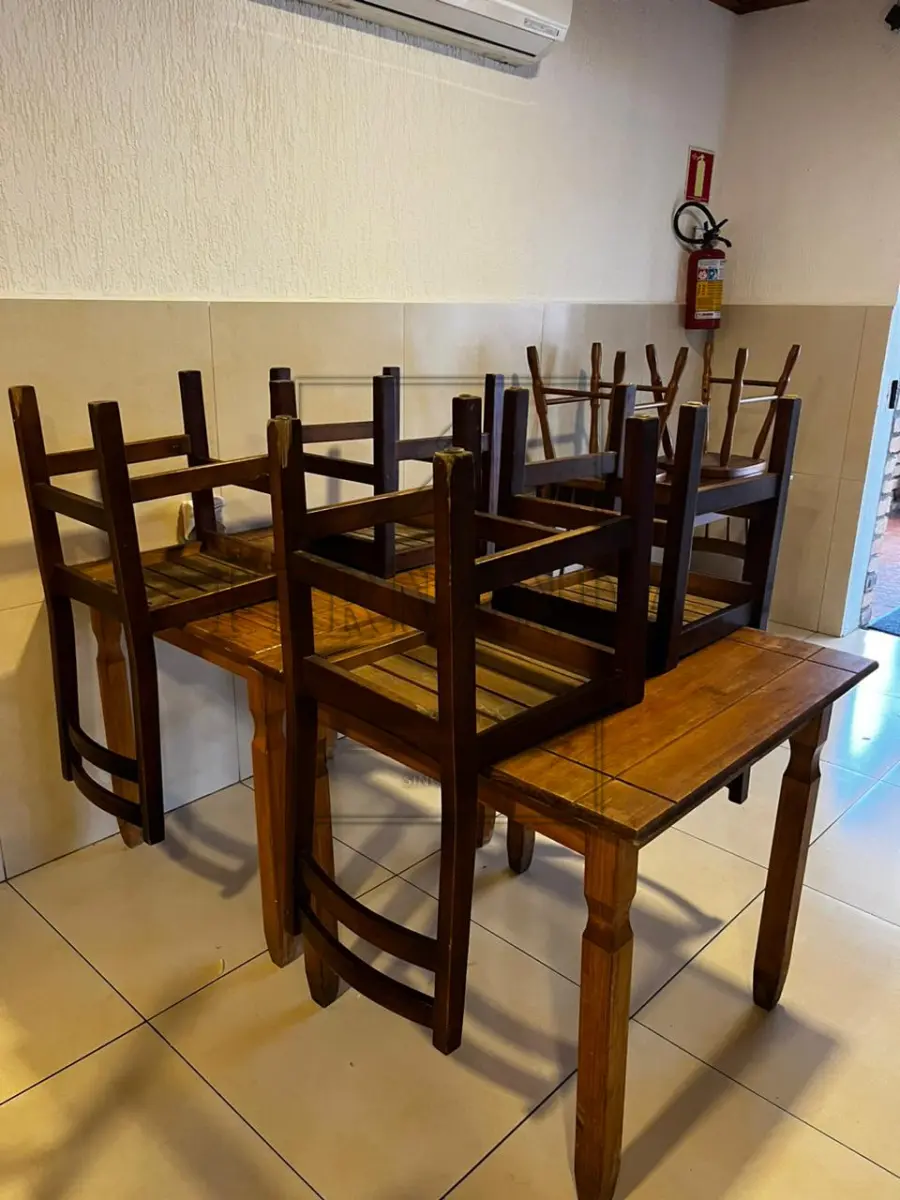 LOTE 005 - 34 (trinta e quatro) mesas quadradas de madeira. Avaliadas em R$ 2.720,00.