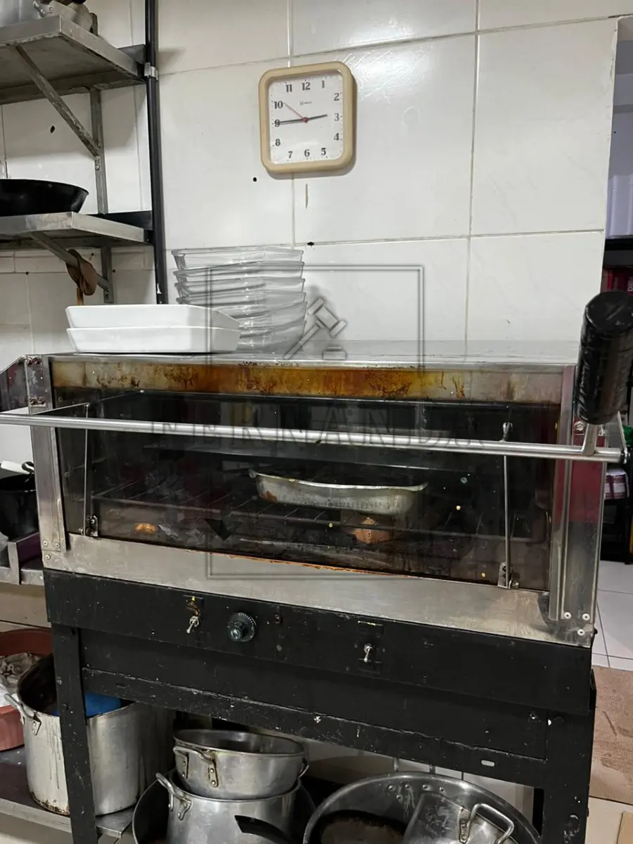 LOTE 011 - 01 (um) forno industrial marca Venâncio, avaliado em R$ 630,00