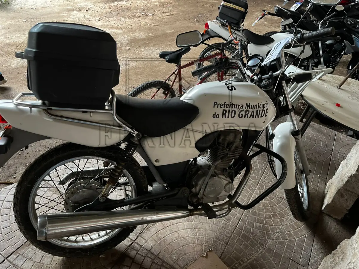 LOTE 006 - CG 125 CARGO HONDA, ANO/MODELO 2002/2002, PLACA IKR5547. AVALIADA EM R$ 1.100,00.