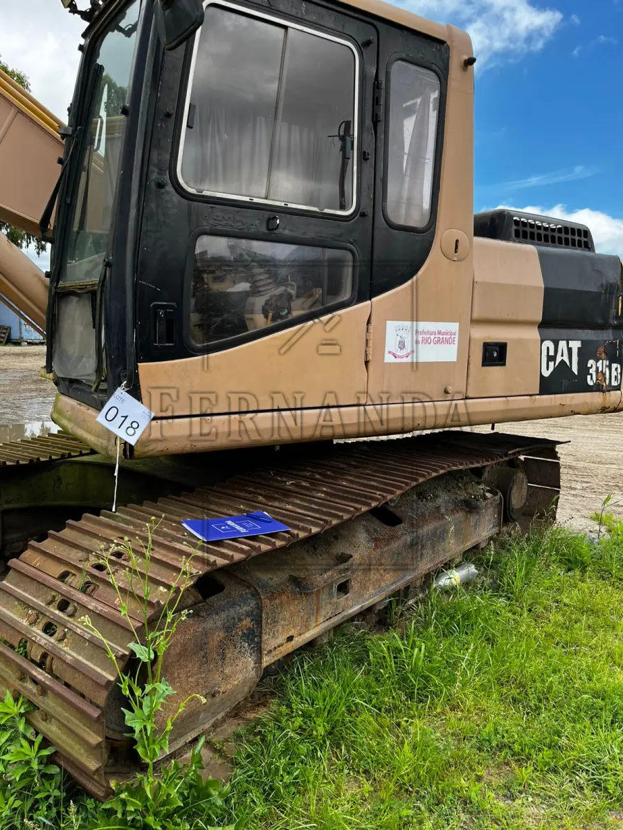 LOTE 018 - ESCAVADEIRA HIDRAULICA 315 M.A/CATERPILLAR, ANO/MODELO 1998/1998, PLACA IIK1529. AVALIADA EM  R$ 26.000,00.