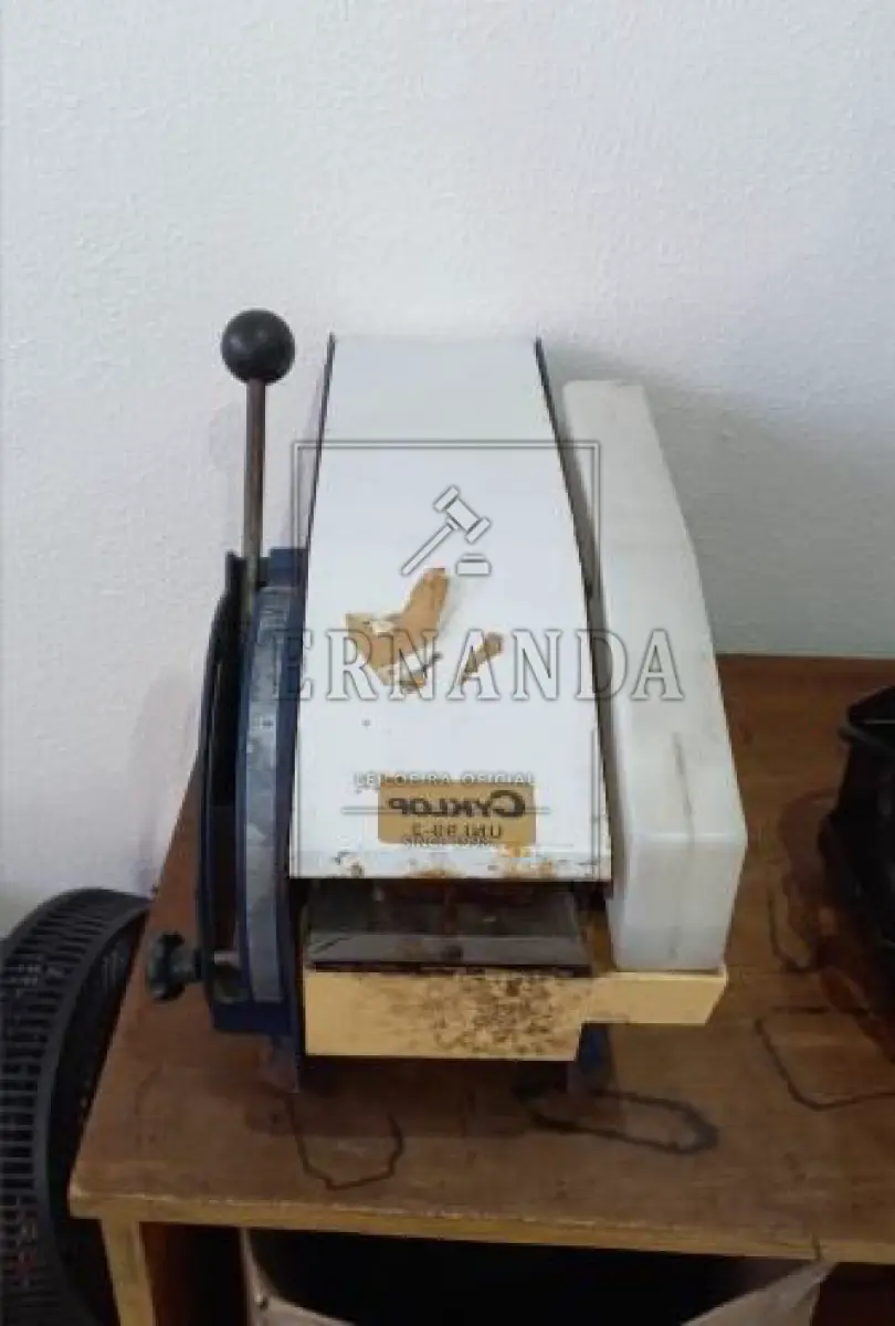 LOTE 048 - Máquina de colocar fita/lacre, marca Ciklop, modelo UNI99-2. Avaliada em R$ 1.000,00. 2° Leilão