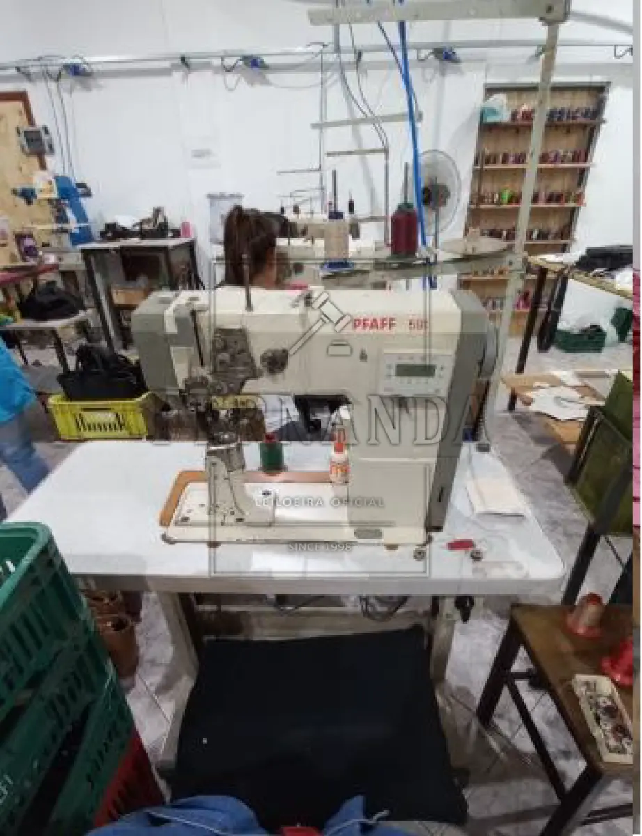 LOTE 002 - Três Máquinas de costura reta, 01 agulha, marca Pfaff, modelo 591. Avaliadas em R$ 21.000,00. 2° Leilão