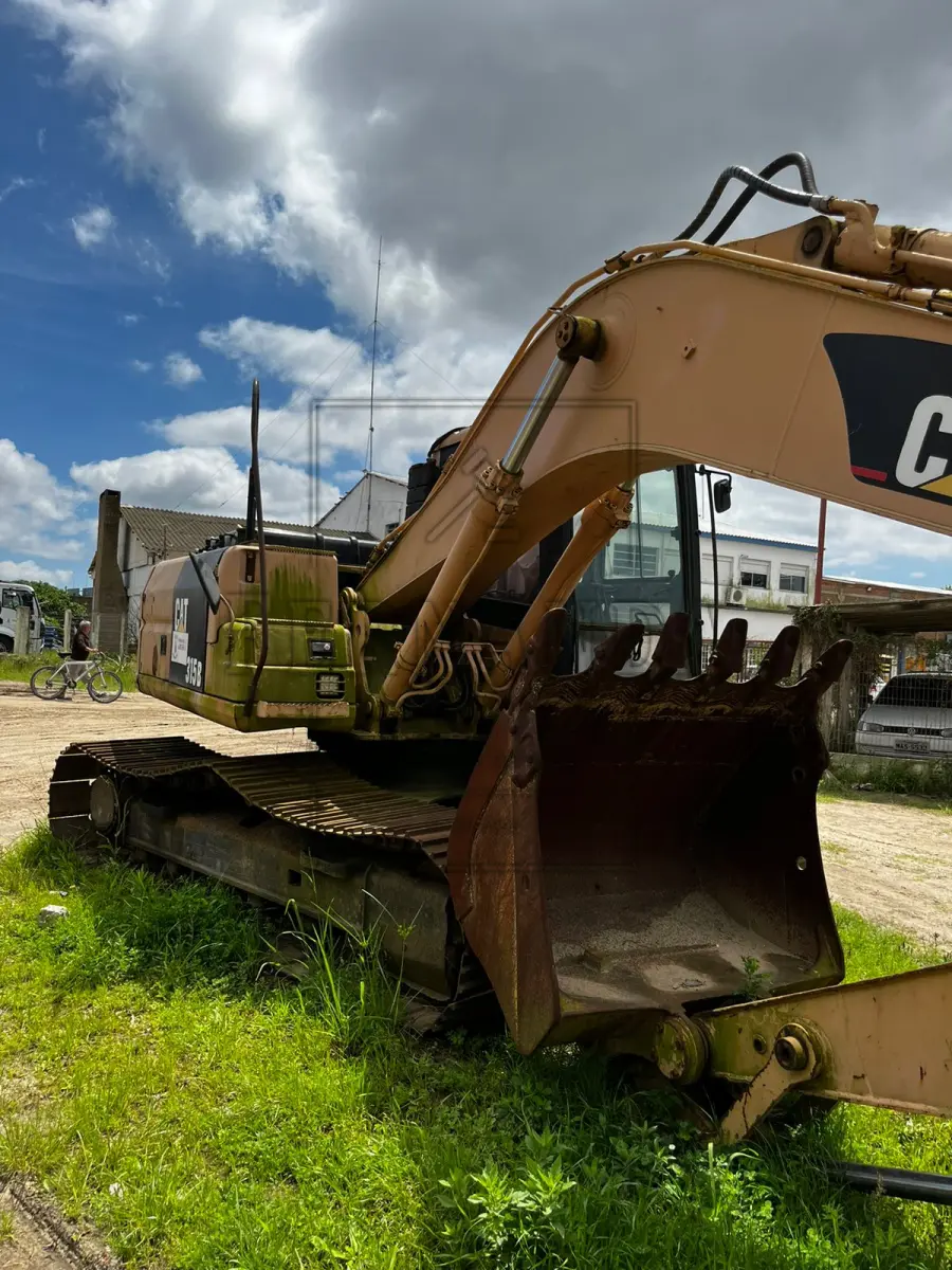LOTE 018 - ESCAVADEIRA HIDRAULICA 315 M.A/CATERPILLAR, ANO/MODELO 1998/1998, PLACA IIK1529. AVALIADA EM  R$ 26.000,00.