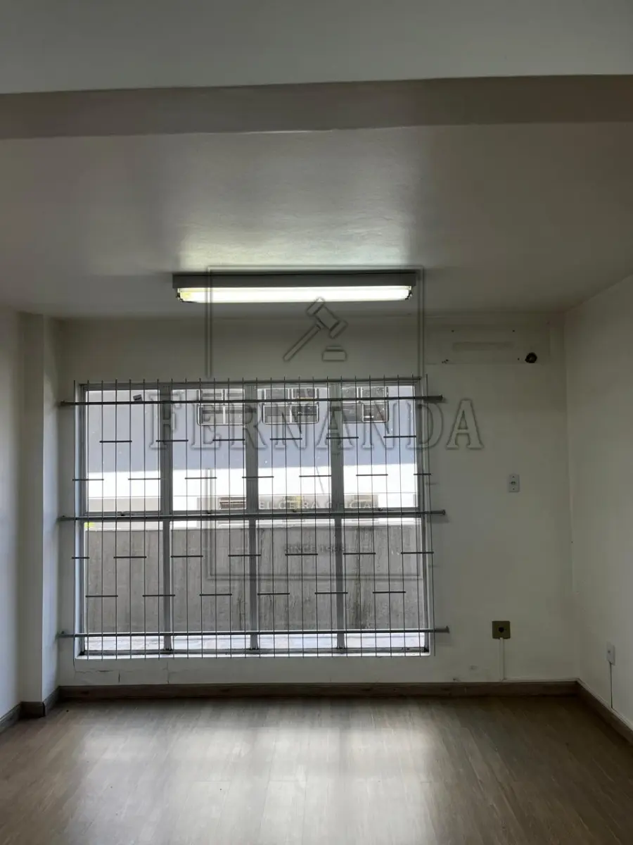 LOTE 003 - SANTO ÂNGELO/RS: Sala Comercial na Rua Três de Outubro, n° 256/202, Centro, Santo Ângelo/RS.  Matrícula n° 29.445. Avaliado em R$ 142.200,00.