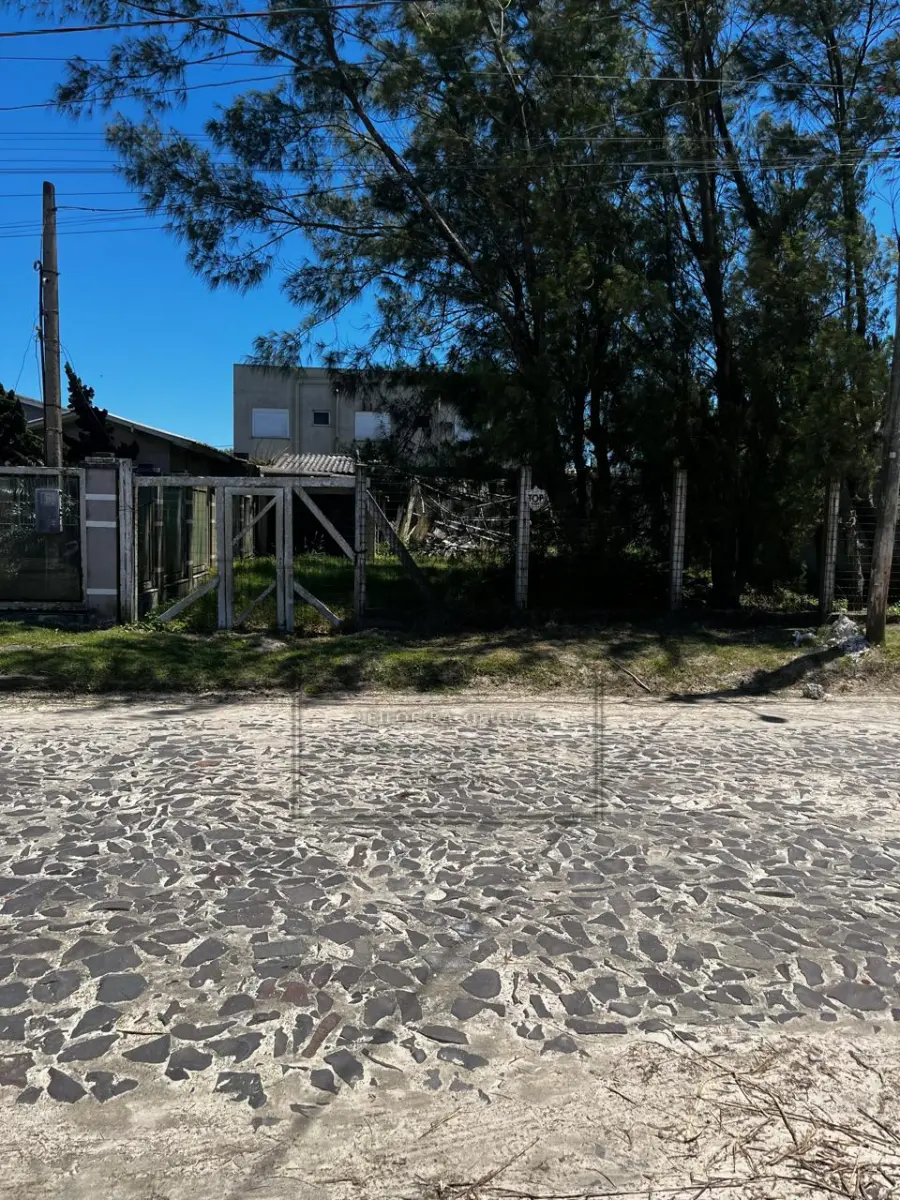 LOTE 002 - Imóvel de matrícula nº 8834, Inscrição Municipal: 17459, endereço: Rua Xanadu, 410, Nordeste, Imbé/RS. Avaliado em R$ 120.000,00 . 2º Leilão.