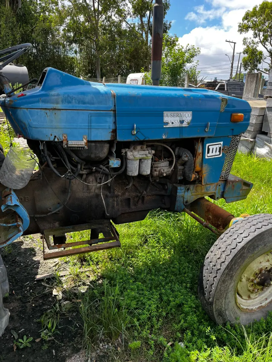 LOTE 022 - TRATOR AGRICOLA FORD HC9627, N° PATRIMÔNIO 16854 / 00215. AVALIADO EM R$ 3.500,00.