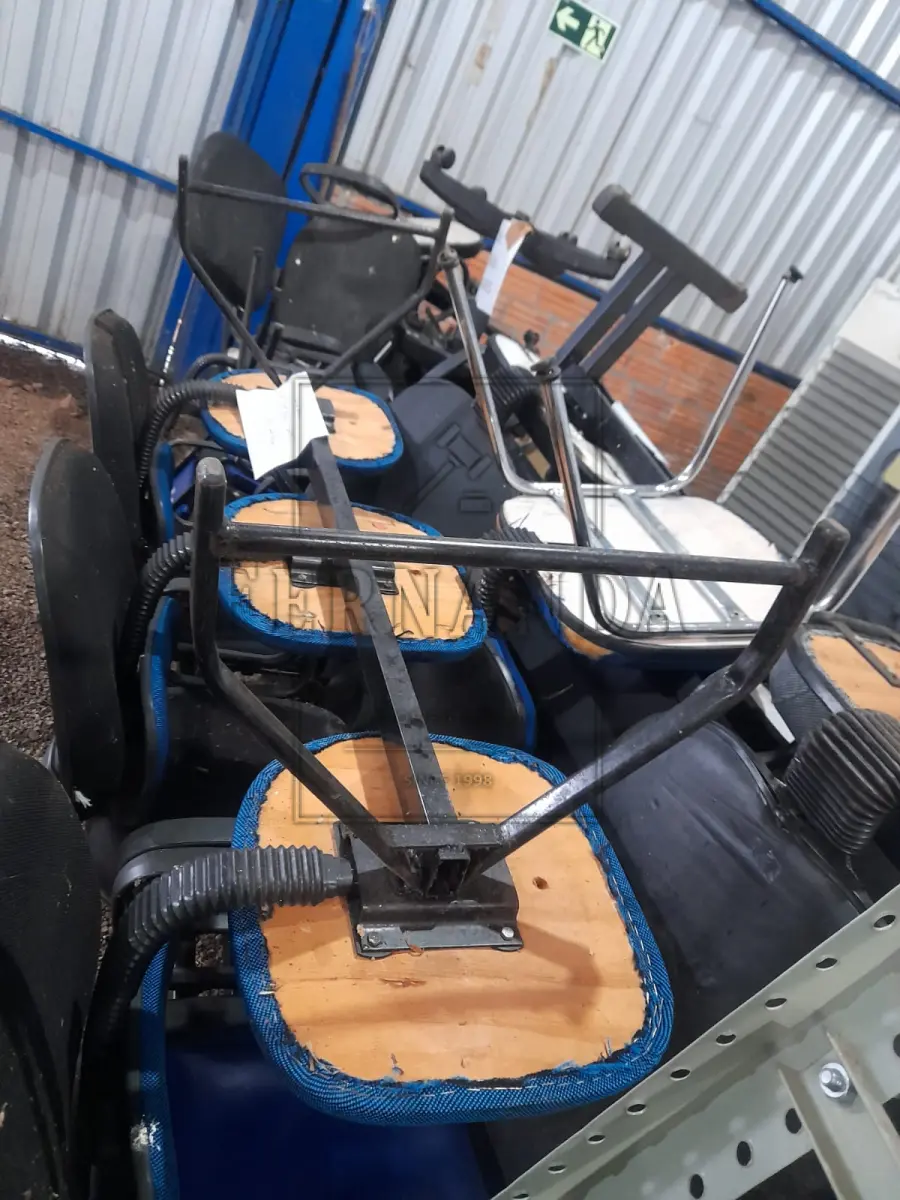 LOTE 012 - Lote de cadeiras, longarinas e bancos estofados. Avaliado em R$ 1.334,00.