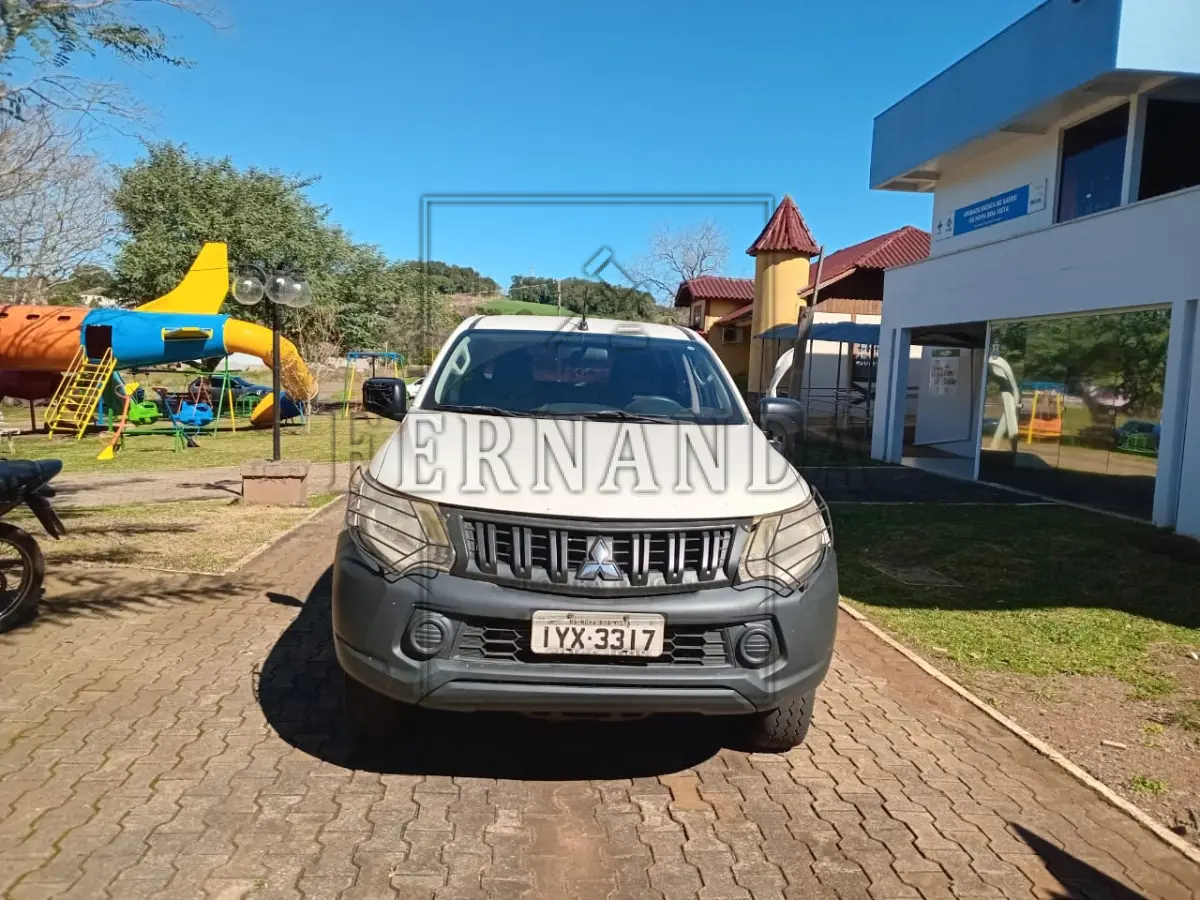 LOTE 003 - Caminhonete Cabine Dupla Mitsubishi L200 Triton Sport GL,  2.4 4x4 MT, cor branca, capacidade 5pessoas, ano/modelo 2018/2019. Avaliada em R$ 70.838,40.