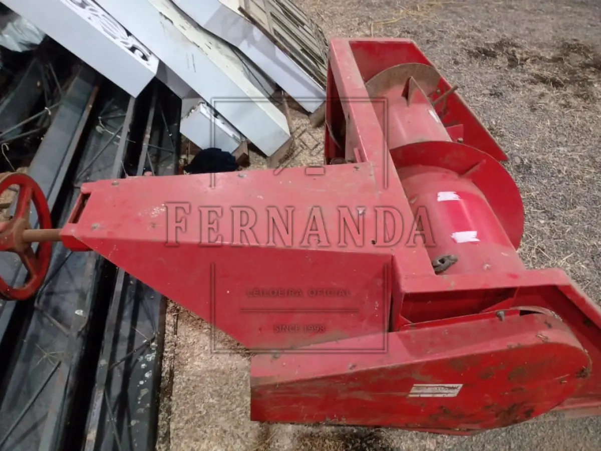 LOTE 007 - Plataforma de forragens marca Aramac. Não consta n° de patrimônio. Avaliada em R$  3.667,20.