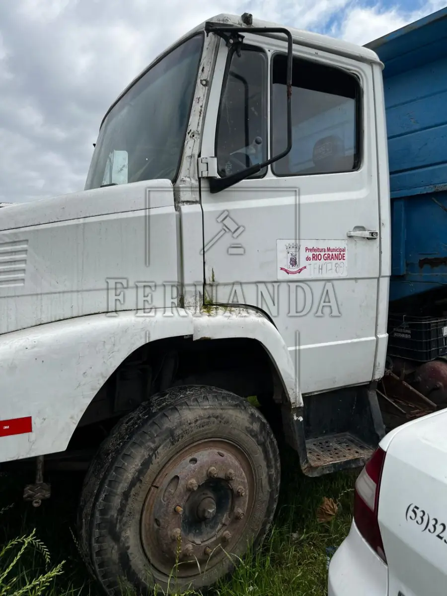 LOTE 011 - CAMINHÃO MERCEDES BENZ L 1113 -1214, ANO/MODELO 1991/1991, PLACA IFH1789. AVALIADO EM R$ 5.300,00.