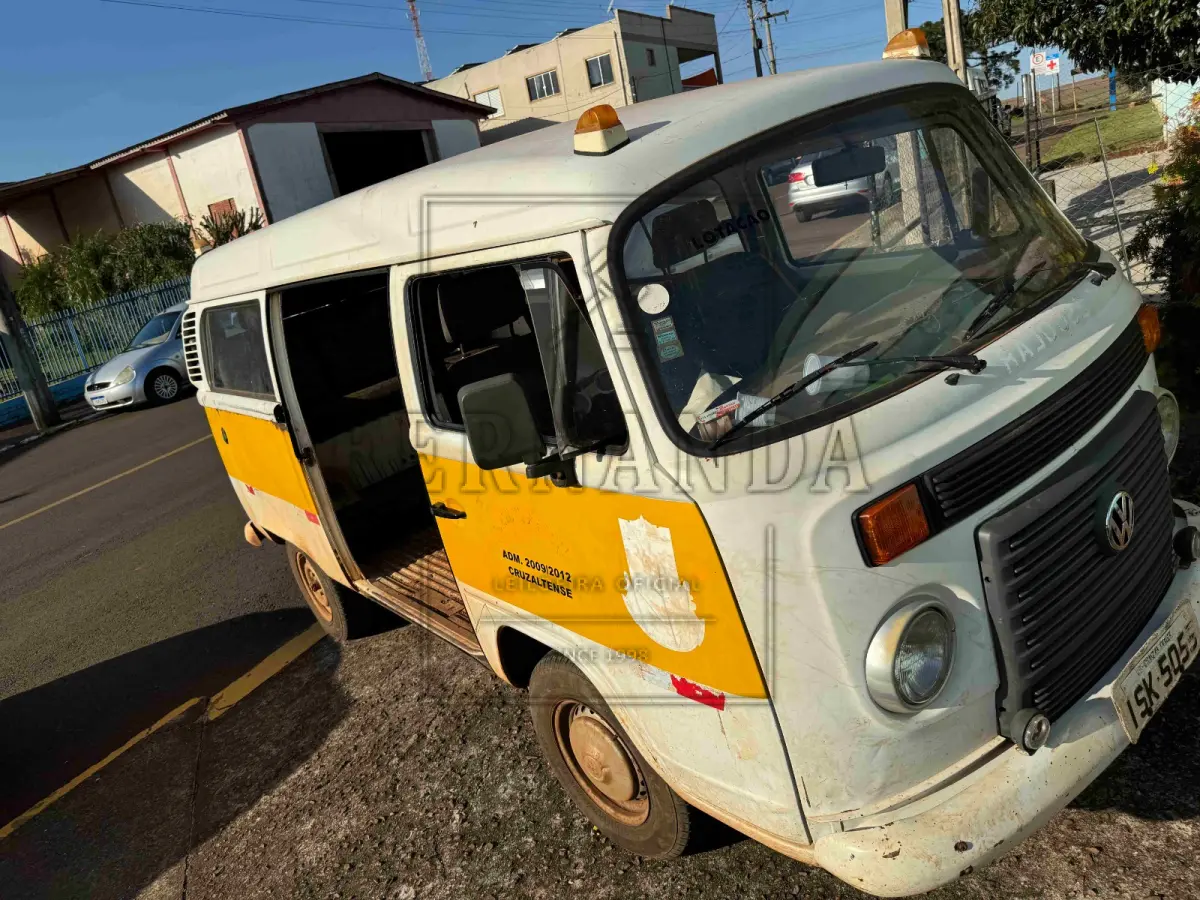 LOTE 005 - Veículo marca Volkswagem, modelo Kombi Escolar, ano 2011, modelo 2012, cor branca, combustível álcool/gasolina, placas ISK-5055