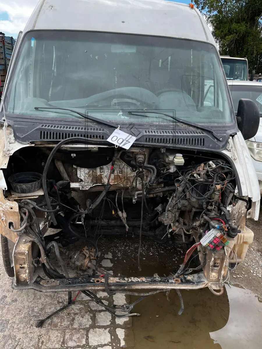 LOTE 007 - MICROÔNIBUS MARCA PEGEOUT/ BOXER JAEDI TUR, ANO/MODELO 2008/2009, PLACA IPJ8497. AVALIADO EM R$ 2.600,00