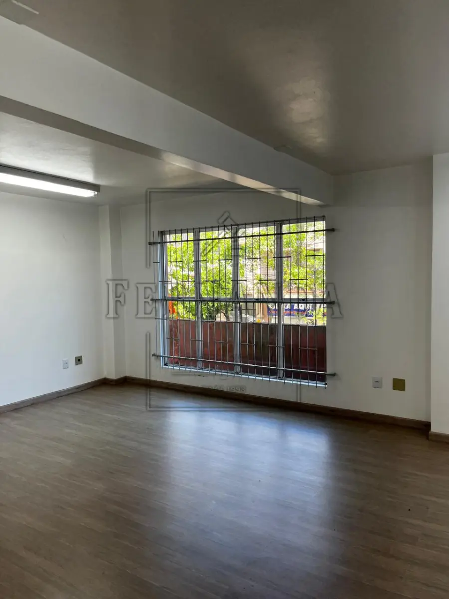 LOTE 003 - SANTO ÂNGELO/RS: Sala Comercial na Rua Três de Outubro, n° 256/202, Centro, Santo Ângelo/RS.  Matrícula n° 29.445. Avaliado em R$ 142.200,00.