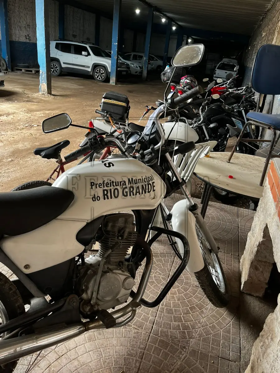LOTE 006 - CG 125 CARGO HONDA, ANO/MODELO 2002/2002, PLACA IKR5547. AVALIADA EM R$ 1.100,00.