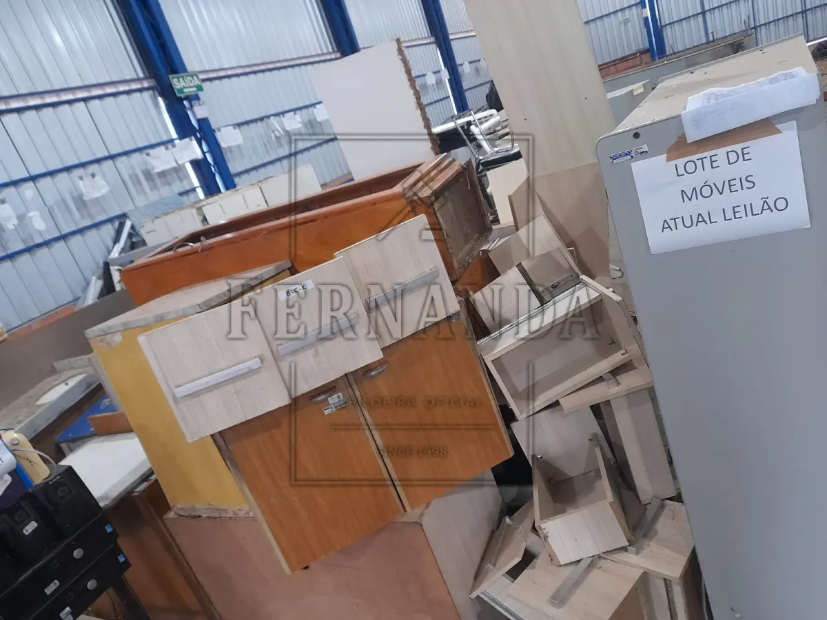 LOTE 015 - Lote de Mobiliário em madeira, MDF e similares. Avaliado em R$ 1.636,50.