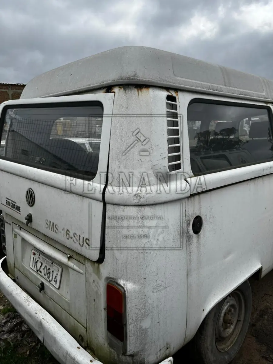 LOTE 014 - VOLKSWAGEN KOMBI, ANO/MODELO 2003/2003,  PLACA IKZ0814. AVALIADA EM R$ 1.000,00.