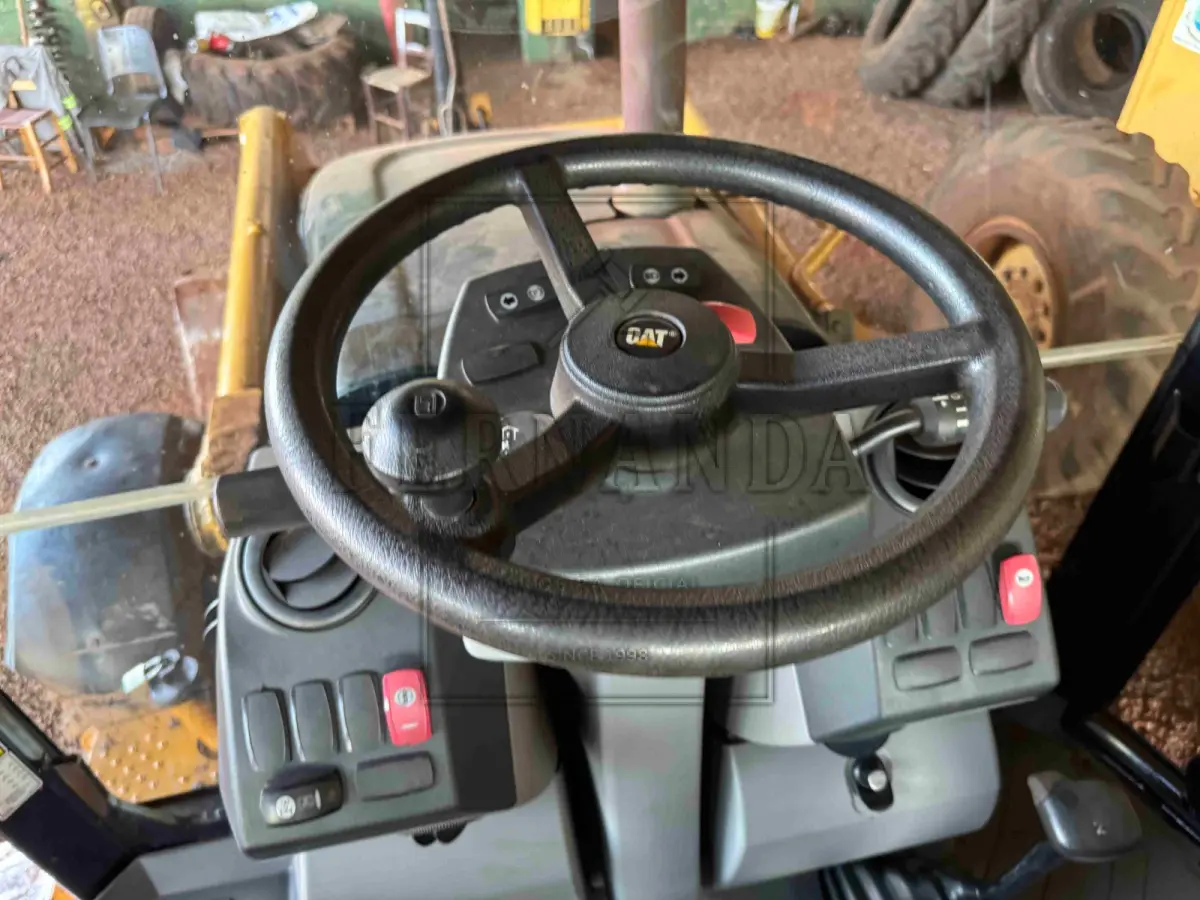 LOTE 006 - Retroescavadeira, marca Caterpillar, modelo 416E, ano 2014.