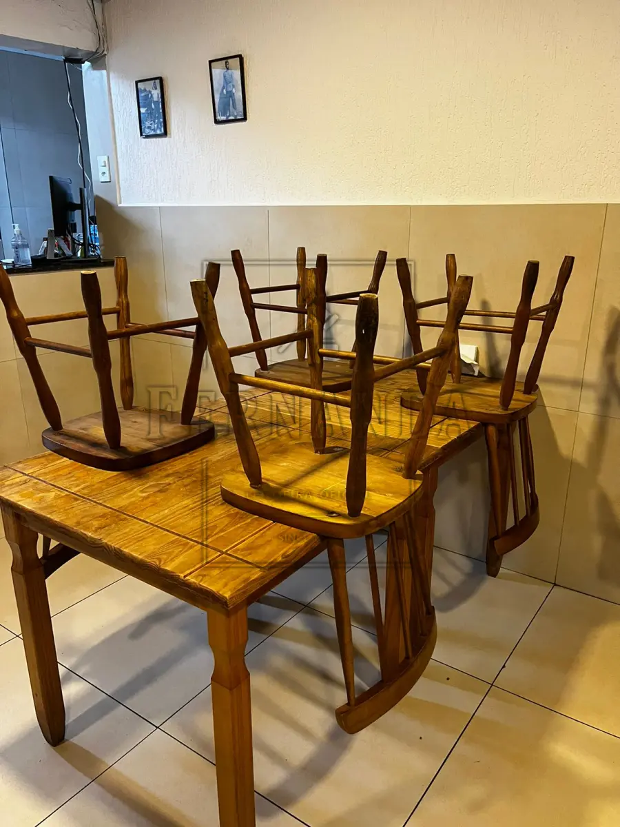 LOTE 006 - 68 (sessenta e oito) cadeiras de madeira. Avaliada em R$ 1.836,00.